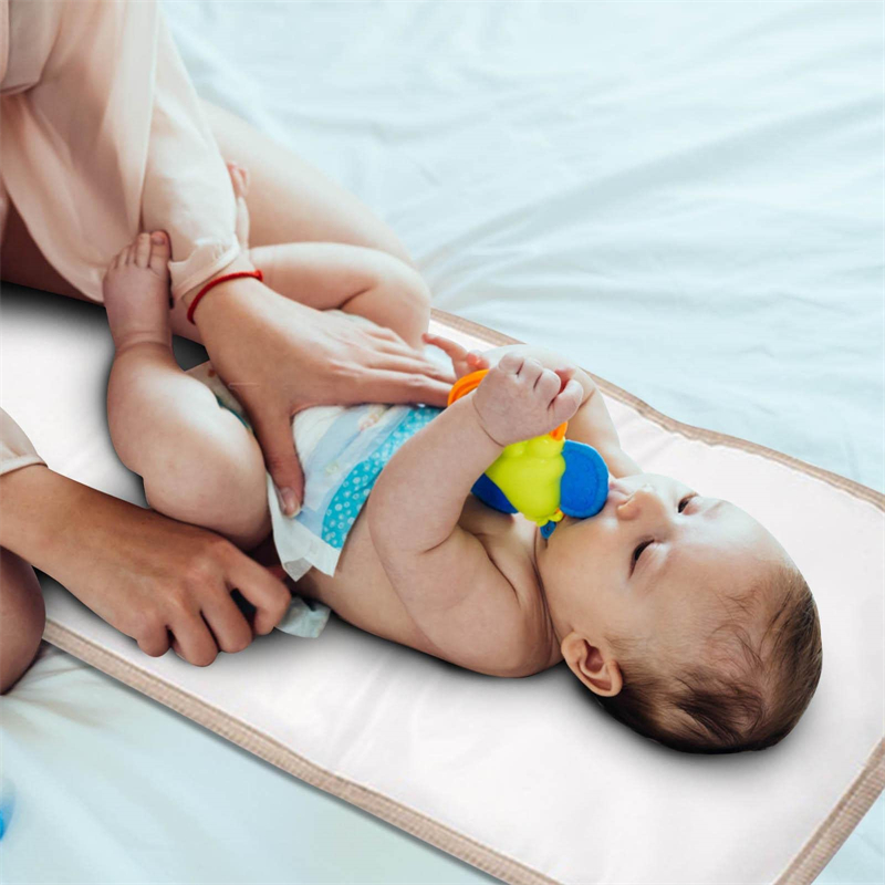 وسادة تغيير حفاضات الأطفال قاب - مراجعة Changing Table Topper وسعره